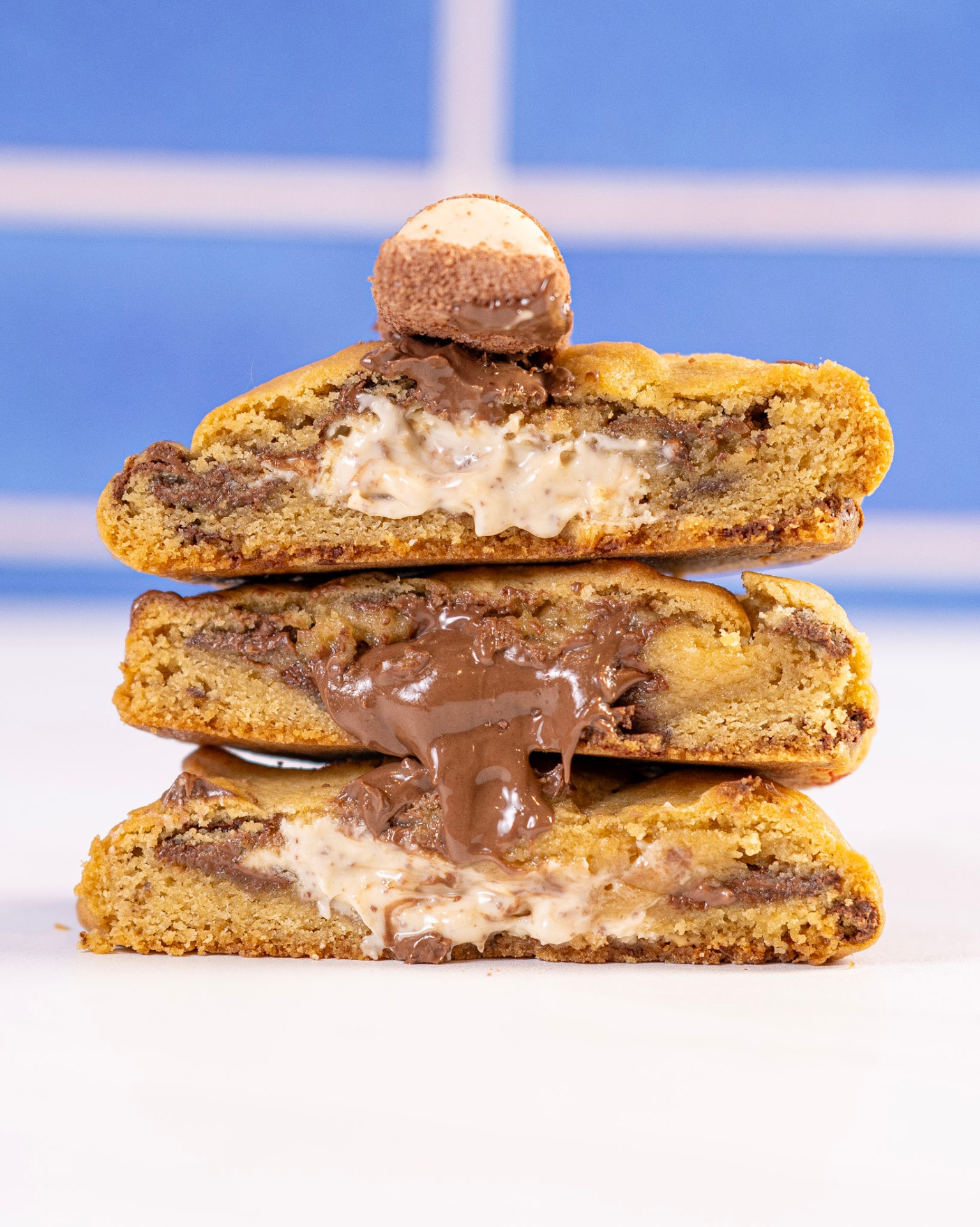 Cookies recheados empilhados com chocolate escorrendo